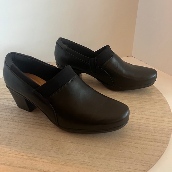 Clarks Collection Women’s Black Heeled Loafers Slip-On Comfort Shoes Size 9M - Picture 1 of 7